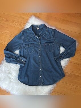 Levi’s Button Down Denim Top